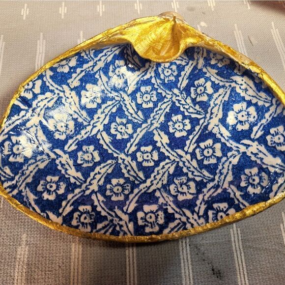 DECOUPAGE CLAM SHELL DECOUPAGE BLUE PATTERN ON A CLAM SHELL TRINKET DISH - Picture 5 of 11
